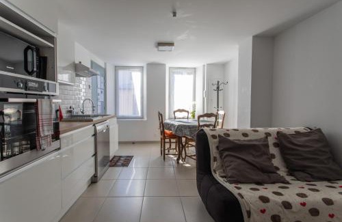 Embrun Apartment | L'écureuil dans La vieille maison centre ville d'Embrun