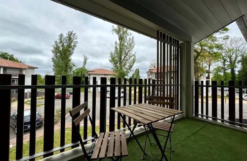 Mont-de-Marsan Apartment | L'Émeraude - Proche Hôpital - Parking - Clim - Fibre - Terrasse