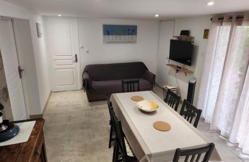 Sauvian Apartment | L'étape méditerranéenne logement 4-6 personnes avec parking privé