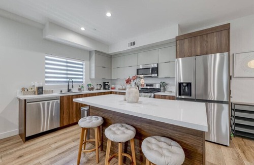 Sherman Oaks Apartment | L.A Haven Georgous Townhome