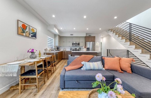 Sherman Oaks Apartment | L.A Haven Georgous Townhome