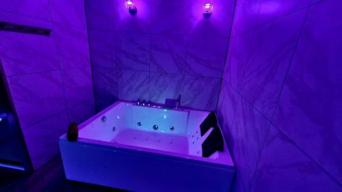 Montigny-sur-Vence Apartment | L&A Home and Spa, baignoire jacuzzi