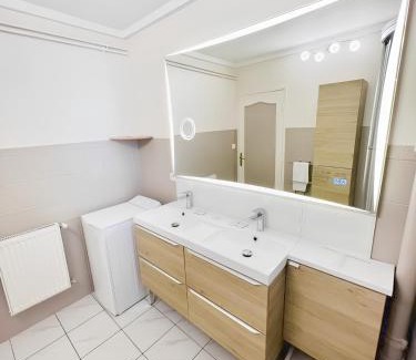 Maladiere Apartment | L'Amicale : 80 m², 6 Prs, 3 Ch, Centre ville