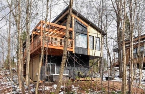 Pont-Rouge Ski Chalet | L'Apogée certifié Bienvenue Cyclistes avec spa privé dans le boisé