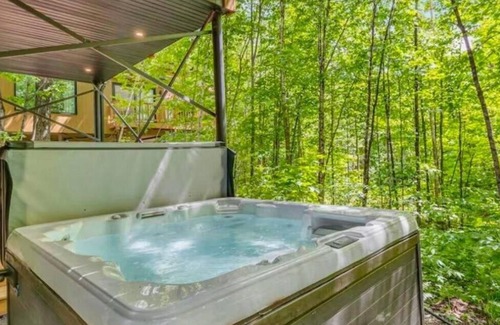 Pont-Rouge Ski Chalet | L'Apogée certifié Bienvenue Cyclistes avec spa privé dans le boisé