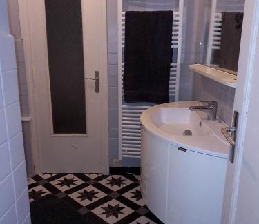 Thiers Apartment | L'appart de Babou REZ DE CHAUSSEE parking free draps wifi