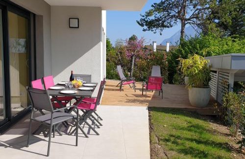 Cessenaz Apartment | L'appartement JARDIN avec vue montagnes