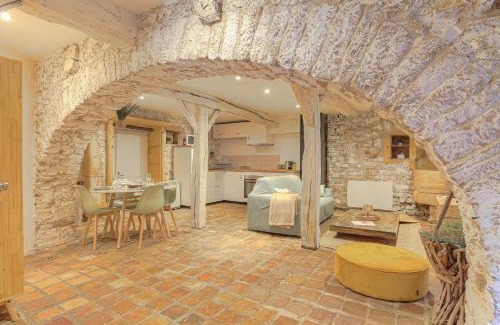 Porte des Pierres Dorees Apartment | L'Arche Dorée