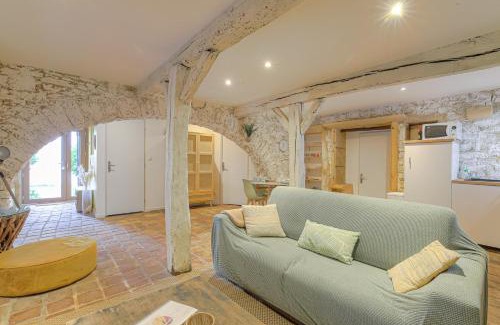 Porte des Pierres Dorees Apartment | L'Arche Dorée