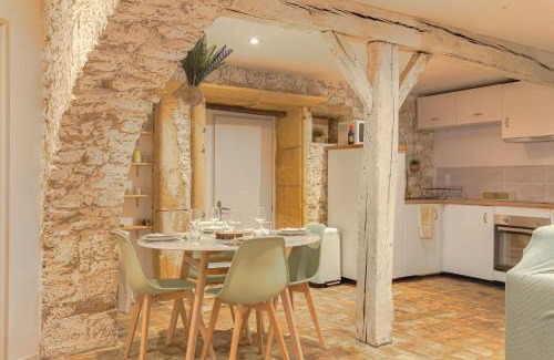 Porte des Pierres Dorees Apartment | L'Arche Dorée