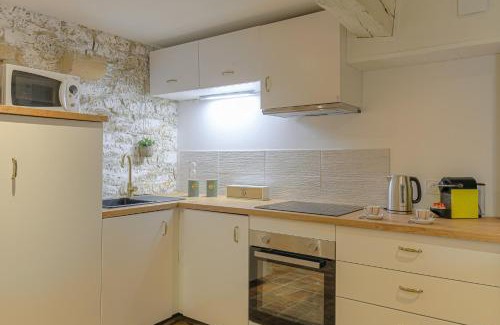 Porte des Pierres Dorees Apartment | L'Arche Dorée
