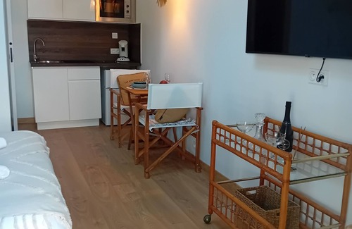 Fontes Apartment | L'atelier des rêves, independent studio with private outdoor spa!