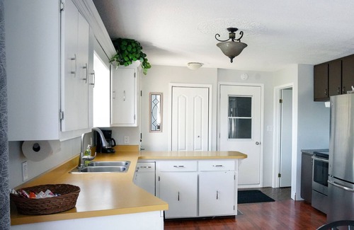 Cochrane House | L’ Auberge - Spacious Home with 2 Bay Heated Garage