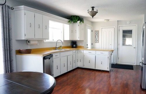 Cochrane House | L’ Auberge - Spacious Home with 2 Bay Heated Garage