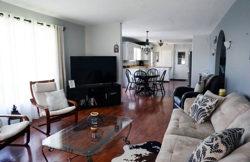 Cochrane House | L’ Auberge - Spacious Home with 2 Bay Heated Garage