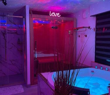 Carpentras House | L'Aurore suite de charme, clim jacuzzi, sauna, piscine chauffée cuisine.