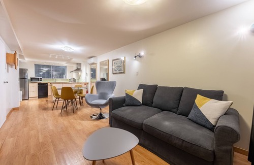 Nouveau-Rosemont Apartment | L'Éco-logis | Downtown | Workspace