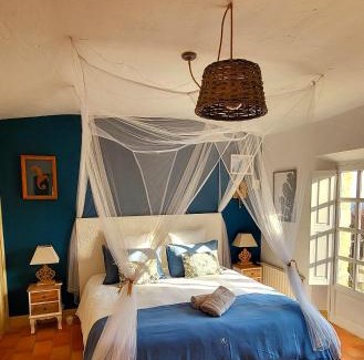 Tourrettes-sur-Loup Bed & Breakfast | L'Effrontée