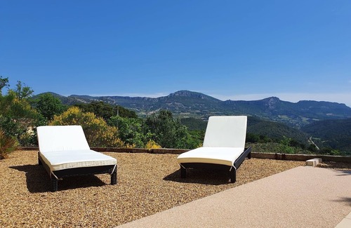 Propiac Apartment | L'Eglantier 1 - gite surrounded by nature facing Mont Ventoux, swimming pool