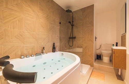 Chalons-en-Champagne Apartment | L Envolé - Jacuzzi - Proche Gare et Centre ville