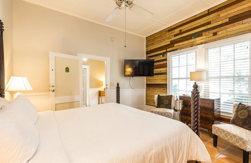 Historic Seaport House | L'Habitation Guest House