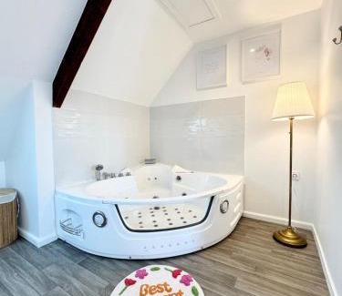 Queven Apartment | L’instant rose - Cocon fleuri avec jacuzzi