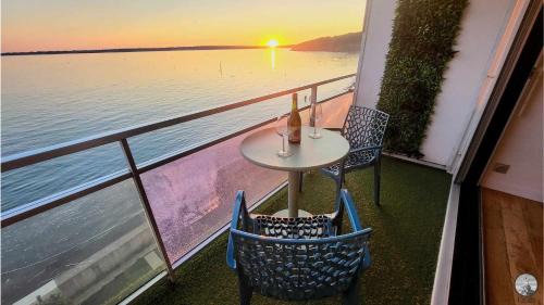Concarneau Apartment | - L'IROIZH - CONCARNEAU - VUE MER PANORAMIQUE - STUDIO STANDING PLAGE DES SABLES BLANCS - PARKING - DRAPS & SERVIETTES INCLUS - NEAR THALASSOTHERAPY - Wifi -