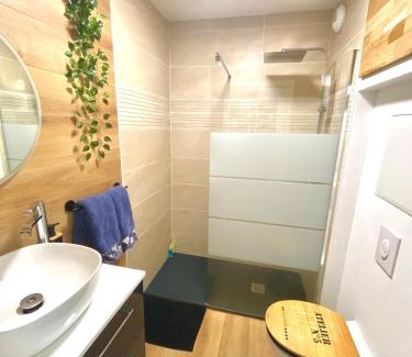 Concarneau Apartment | - L'IROIZH - CONCARNEAU - VUE MER PANORAMIQUE - STUDIO STANDING PLAGE DES SABLES BLANCS - PARKING - DRAPS & SERVIETTES INCLUS - NEAR THALASSOTHERAPY - Wifi -