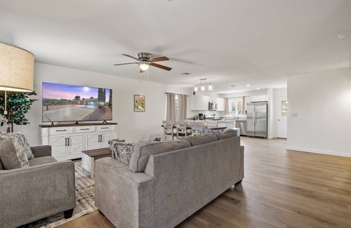 Sierra Vista House | l New l Fully Remodeled 3Br/2BTH l 1 min to Veterans Memorial Park l Central LOC