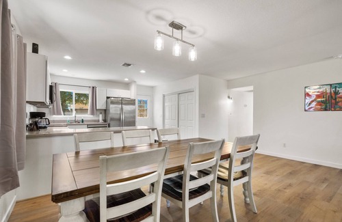 Sierra Vista House | l New l Fully Remodeled 3Br/2BTH l 1 min to Veterans Memorial Park l Central LOC