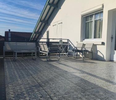 Tarnos House | "L'Océan pour Voisin", gîte 5 à 6 personnes, 3 étoiles 3 épis dans maison avec terrasse de 34m carrés Plage du Métro à 1500 m agréé ANCV