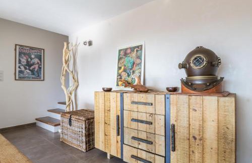 Bormes-Les-Mimosas Apartment | L'Odyssée provençale, un duplex de charme de 2 chambres au pied du village médiéval de Bormes-les-Mimosas, offrant des prestations haut de gamme et une superbe vue sur le Massif des Maures