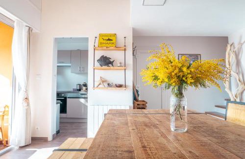 Bormes-Les-Mimosas Apartment | L'Odyssée provençale, un duplex de charme de 2 chambres au pied du village médiéval de Bormes-les-Mimosas, offrant des prestations haut de gamme et une superbe vue sur le Massif des Maures