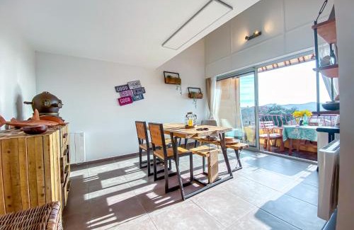 Bormes-Les-Mimosas Apartment | L'Odyssée provençale, un duplex de charme de 2 chambres au pied du village médiéval de Bormes-les-Mimosas, offrant des prestations haut de gamme et une superbe vue sur le Massif des Maures