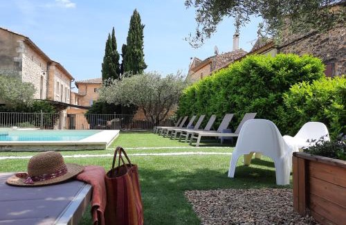 Saint-Hilaire-d'Ozilhan House | L'Ostal Saint Hilaire d'Ozilhan - Bed & Breakfast - Spa