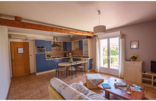 Chateauneuf-de-Gadagne House | L'Oustau de Famiho Air-conditioned gite in renovated farmhouse near Avignon swimming pool