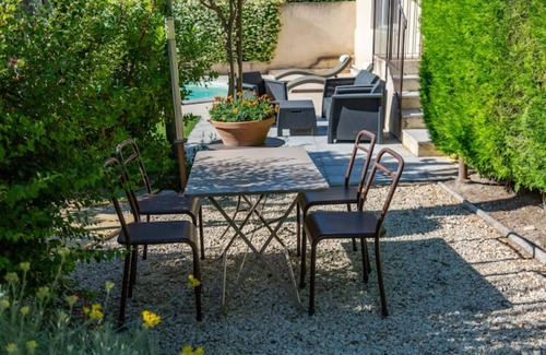 Chateauneuf-de-Gadagne House | L'Oustau de Famiho Air-conditioned gite in renovated farmhouse near Avignon swimming pool