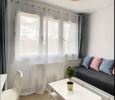Livry-Gargan Apartment | L04 Villa Dengous - Cozy Aéroport CDG Wifi 4 pers