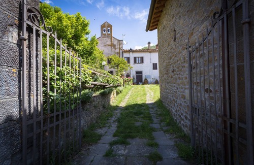 Loro Ciuffenna Apartment | La Badia, a loft studio apartment, surrounded by greenery