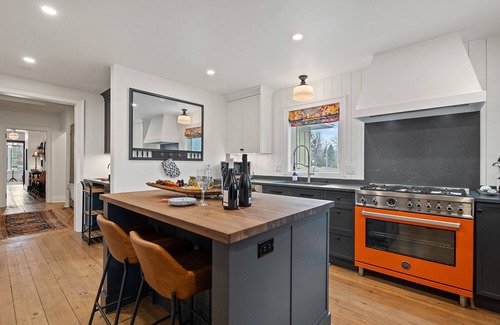 Old Town Historic District House | La Bella Rosa, Queen Street is your backyard!