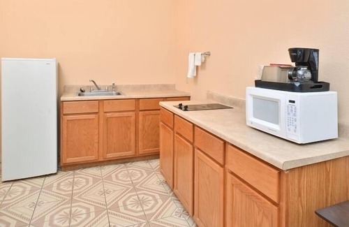Girvin Hotel | La Bonita Inn And Suites