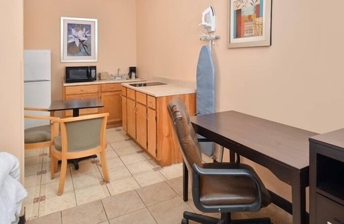 Girvin Hotel | La Bonita Inn And Suites