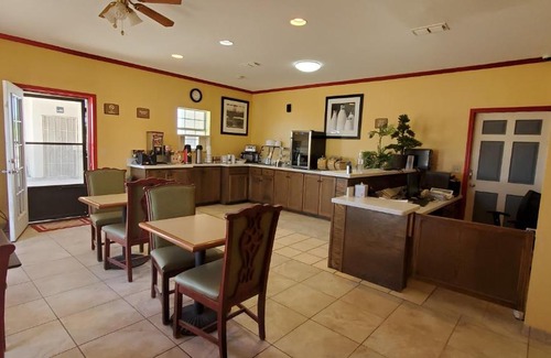Girvin Hotel | La Bonita Inn & Suites - McCamey