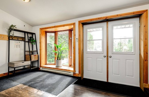 Sainte-Lucie-des-Laurentides House | Lake house, 5BR with sandy beach, SPA and fire place