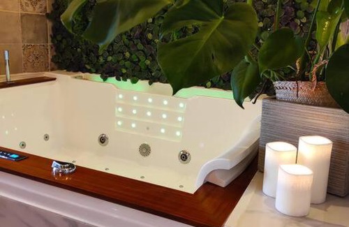 Saint-Jean-d'Angely House | La Cabana Agréable logement avec Jacuzzi/Balnéo