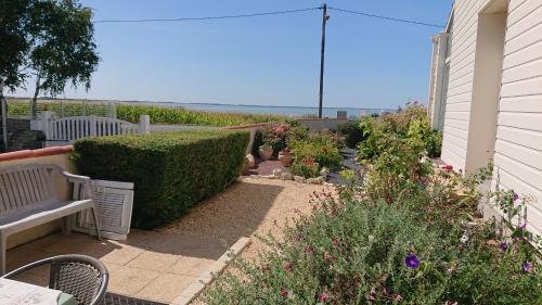 Port-des-Barques House | La campagne a la mer