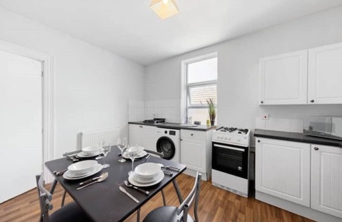 Gillingham Apartment | La Casa Dello Balmoral - Spacious 1 Bed