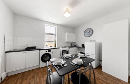 Gillingham Apartment | La Casa Dello Balmoral - Spacious 1 Bed