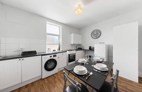 Gillingham Apartment | La Casa Dello Balmoral - Spacious 1 Bed