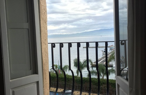 Milazzo Apartment | La Casa Di Levante, Charming apartment with panoramic terrace.